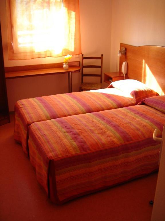 Hotel De L'Orb Bédarieux Oda fotoğraf