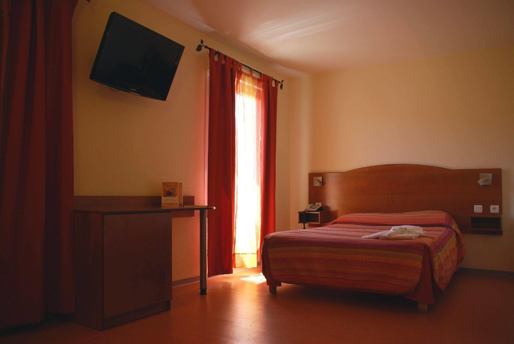 Hotel De L'Orb Bédarieux Dış mekan fotoğraf